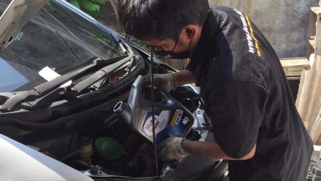 Jangan Panik! Ini 7 Penyebab Oli Mesin Cepat Habis & Solusinya