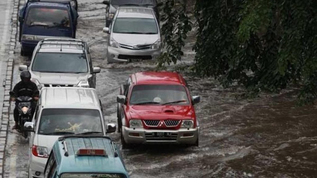 Berkendara Aman Saat Banjir: 8 Kiat untuk Pengemudi Mobil