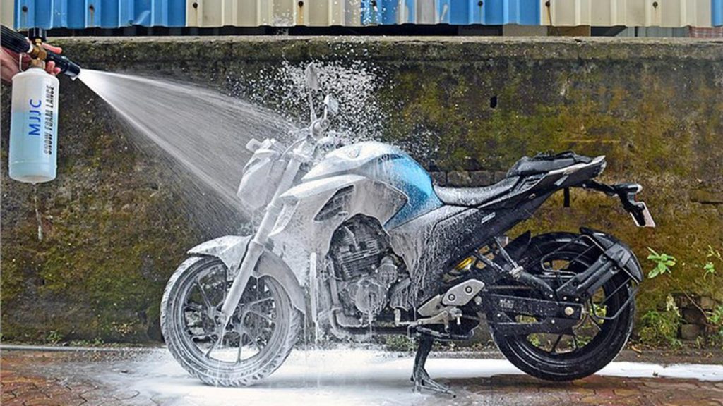 Jangan Cuma Cuci, Begini Motor Mengkilap Sempurna!